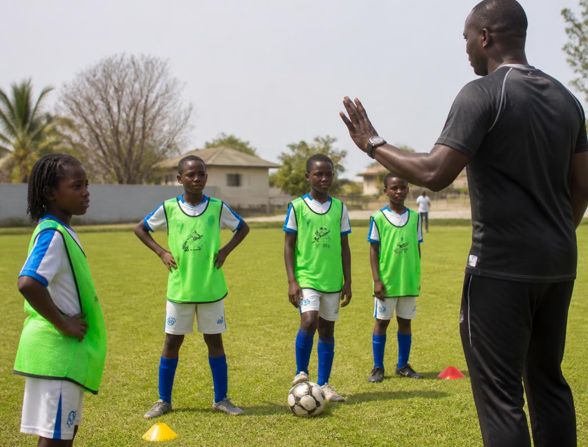 Séance de formation encadrée par un coach avec de jeunes joueurs